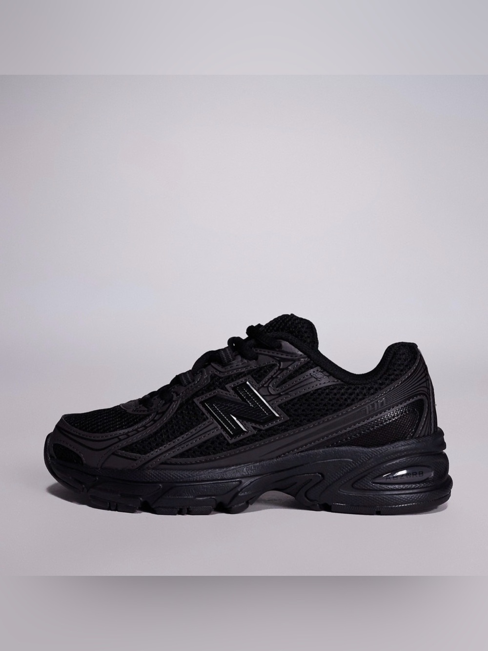New Balance Unisex Black on Black Womens 8 Running